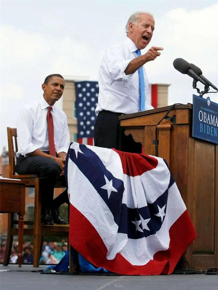 Джо Байден выступает на сцене после того, как Барак Обама объявил его своим кандидатом в вице-президенты, штат Иллинойс