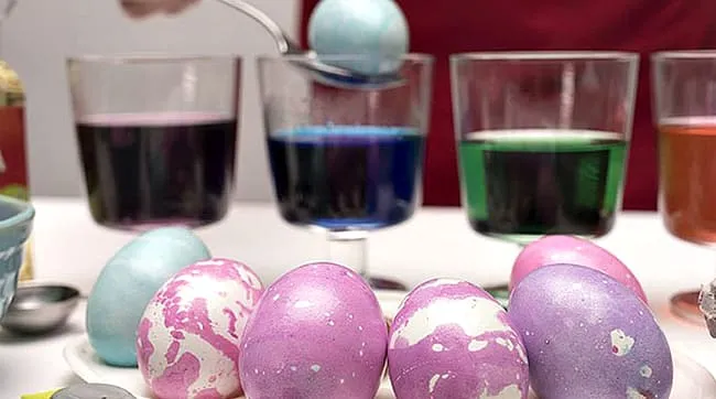 Как и чем красить пасхальные яйца: 8 простых способов