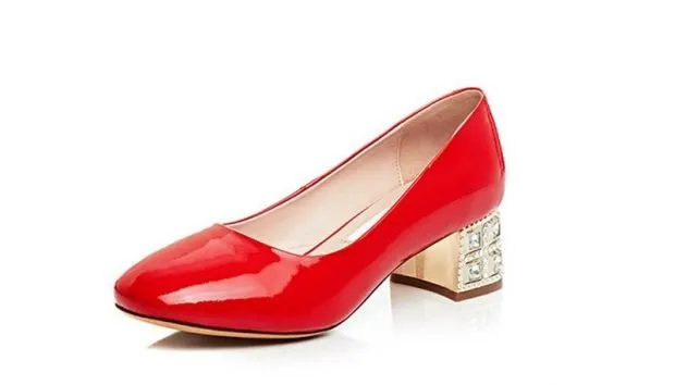 красные туфли на низком широком каблуке