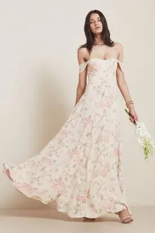 Цветочное свадебное платье с открытыми плечами
