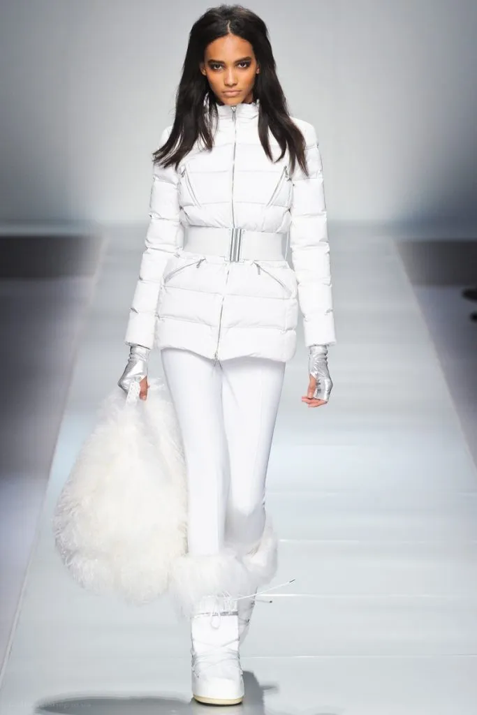 Зимний женский образ с белой курткой