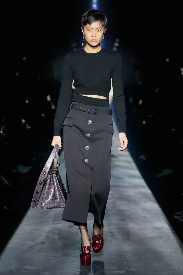 С чем носить длинную черную юбку. Образ из коллекции Givenchy