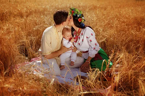 идеи для семейной фотосессии в поле пшеницы