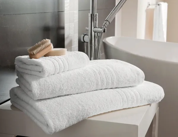 Мягкое полотенце позволит предотвратить образование царапин на поверхности карниза и самой ванне