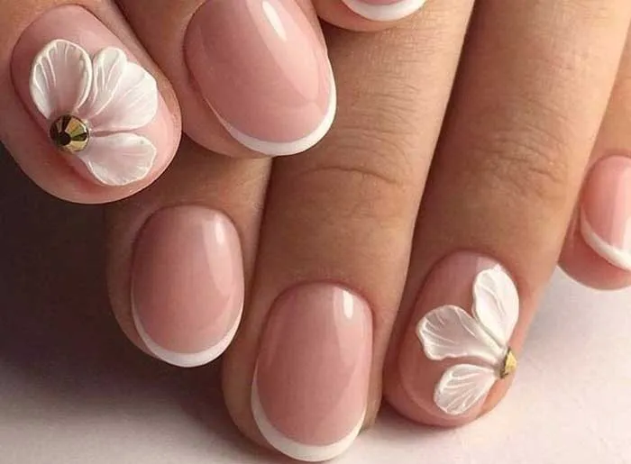 Объемные цветы на коротких ногтях