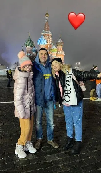 Аня с отцом и сестрой на Красной площади