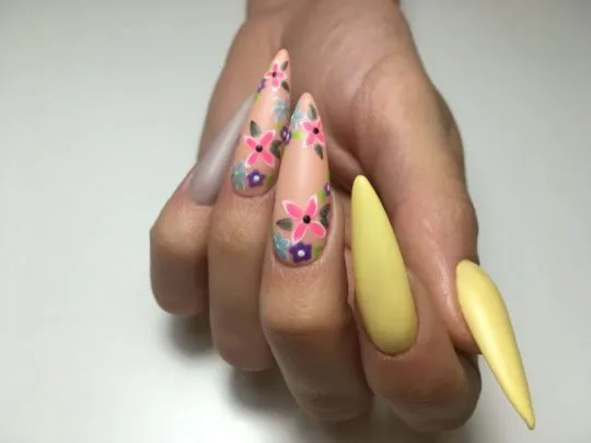 Матовый желтый дизайн на длинных ногтях