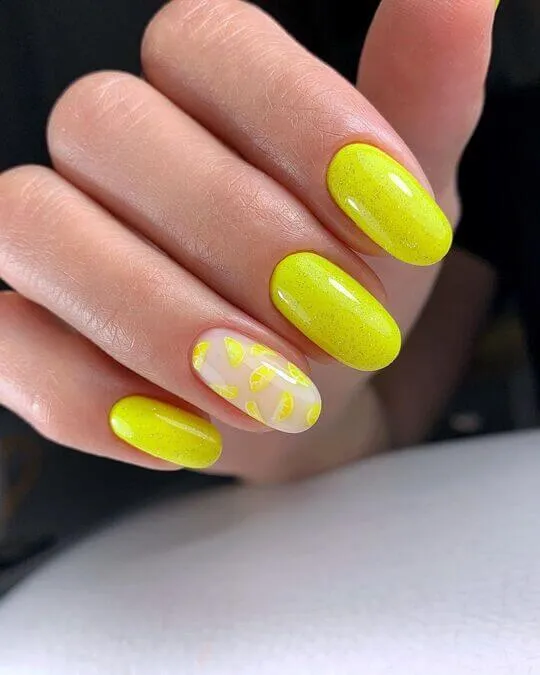Желтый маникюр с мелкими лимончиками