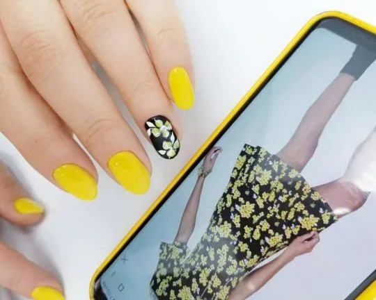 Желтый дизайн ногтей с цветочным узором