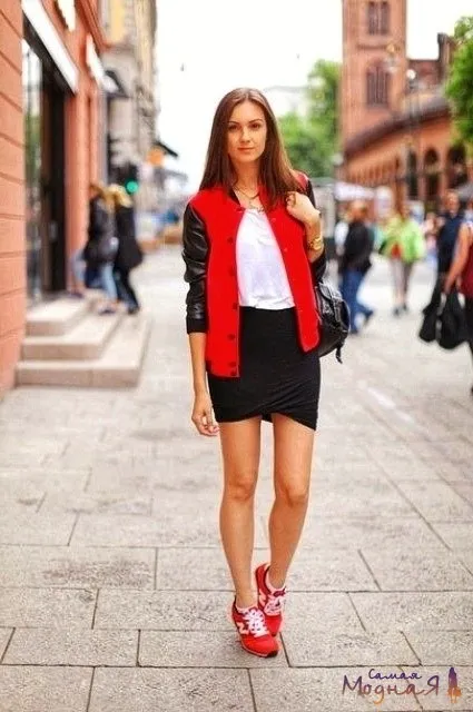 девушка в красных кроссовках и черной юбке