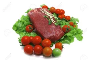 Медленно приготовленное мясо с чашкой салата