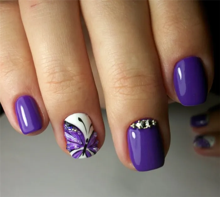 Бабочки на коротких ногтях