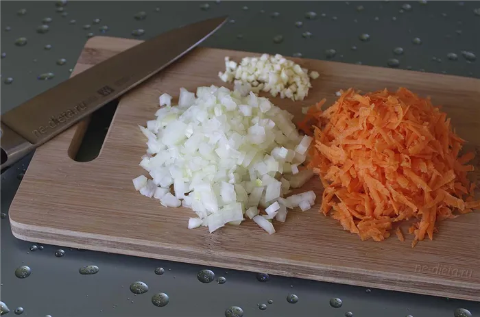 Лук нашинковать, морковь натереть на крупной терке, чеснок порезать пластинками