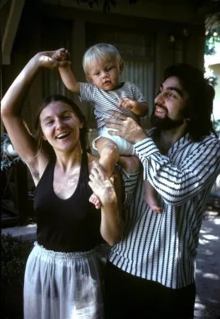 Лео с родителями в детстве