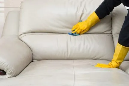 Чистка дивана в перчатках