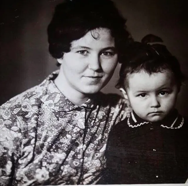 маленькая Мирослава Карпович с мамой