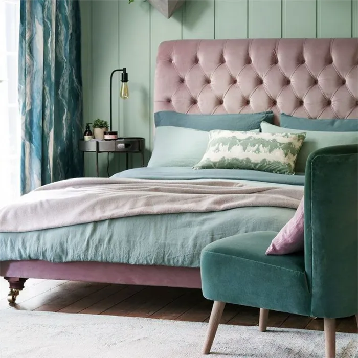 Мятный интерьер спальни с розовой кроватью