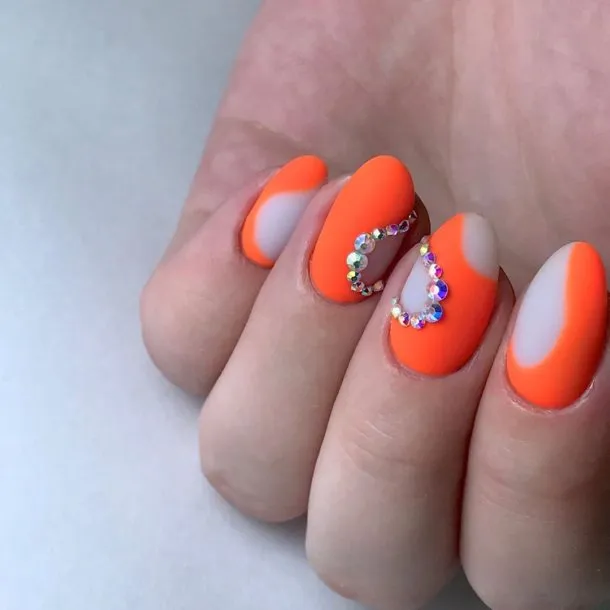 оранжевый с камнями