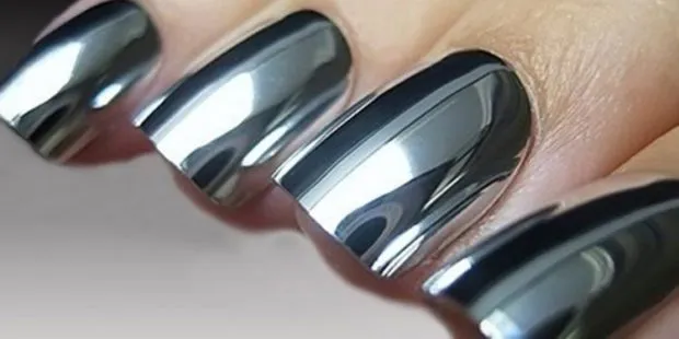 модные оттенки лака для ногтей 2022: серебристый металлика