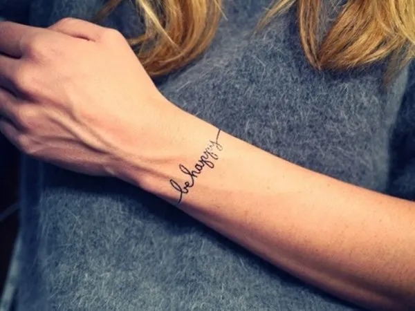 Татуировка браслет на руке для девушек. Тату выше локтя, значение, цветы, фото