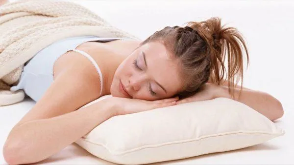 Спать на животе при шейном остеохондрозе крайне вредно