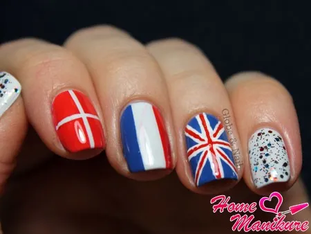 британский французский и датский флаг на ногтях
