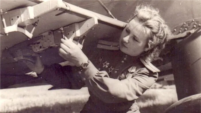 Штурман 46-го ночного бомбардировочного авиаполка Александра Акимова 