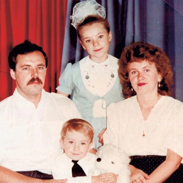 На фото: Александр с родителями и сестрой