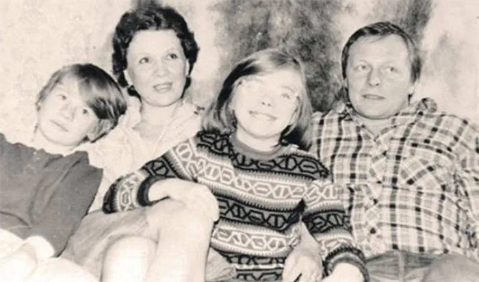 Влад Галкин с мамой, отчимом и сестрой