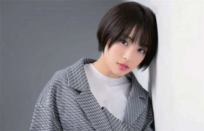 Корейская девушка с короткой стрижкой