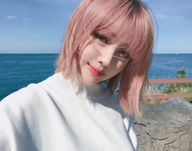 Корейская прическа для девушки со средними волосами