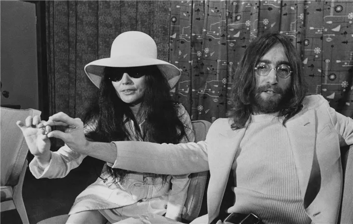 Художница Йоко Оно и музыкант Джон Леннон
