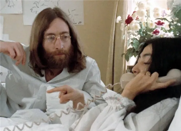 Джон Леннон и Йоко Оно в пижамах