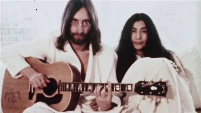 Джон Леннон и Йоко Оно с гитарой