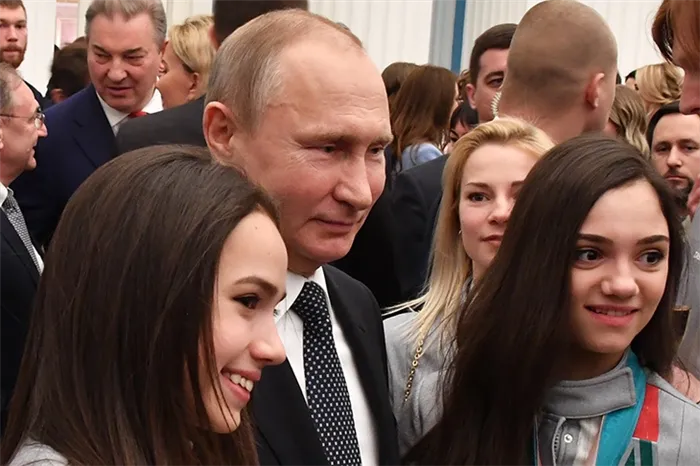 Владимир Путин с призерами Олимпиады — Загитовой и Медведевой