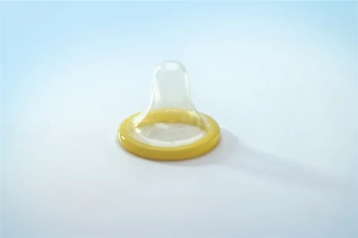 Наполнение презерватива водой