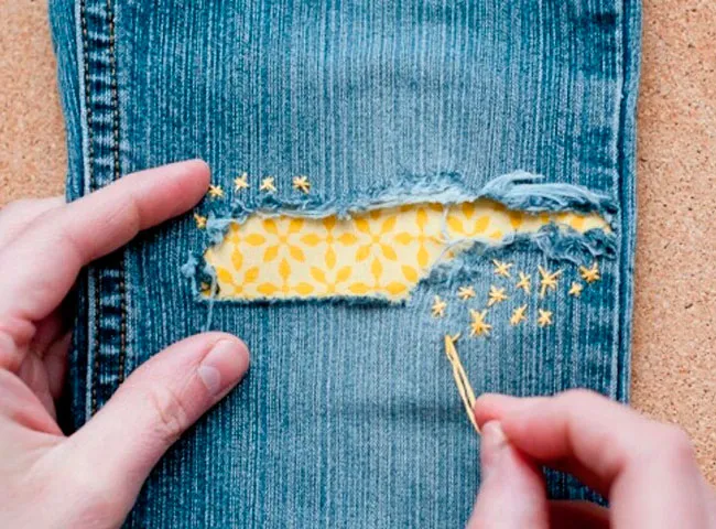 латка на джинсах с элементами вышивки