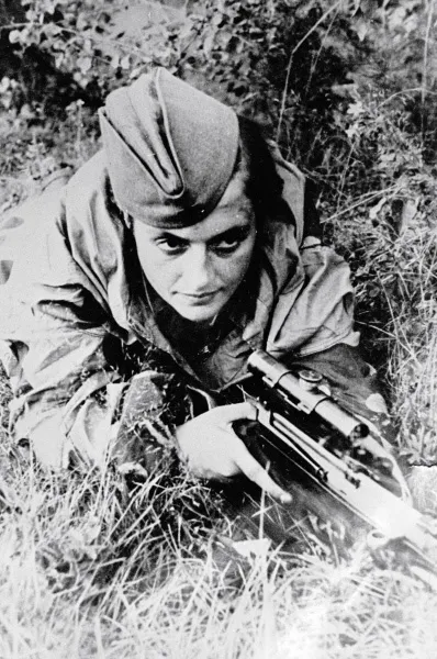 Герой Великой Отечественной войны снайпер Людмила Павличенко. 1942 год