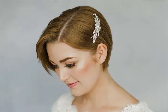 Свадебная прическа с украшением на короткие волосы