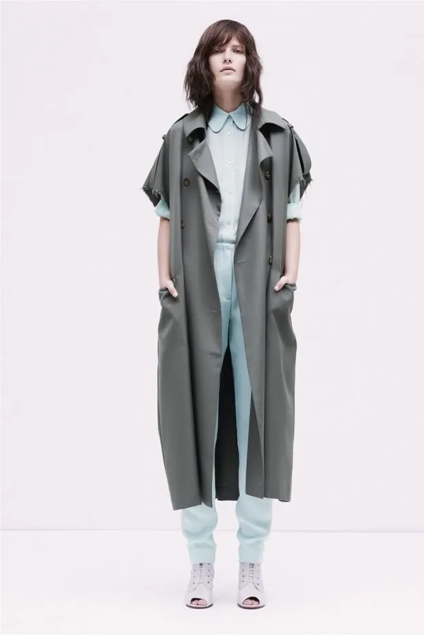 модные плащи 2025: серый длинный без рукавов