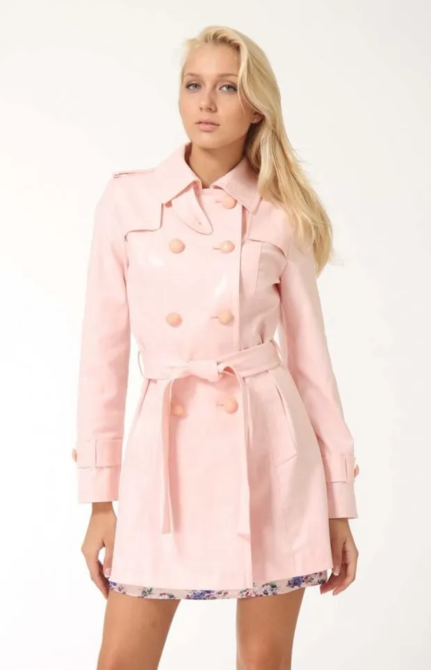 модные женские плащи весна лето 2022: светло-розовый короткий