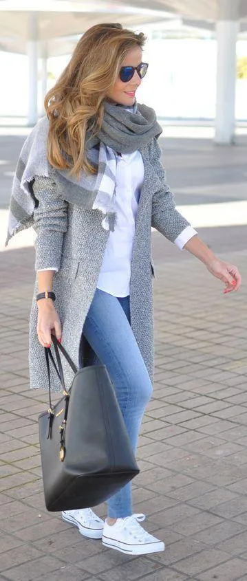 базовый гардероб для женщины 40 лет - серое пальто с джинсами