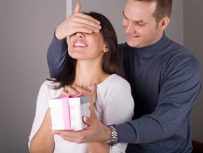 Как себя вести, если мужчина не дарит подарки? Мнение психолога