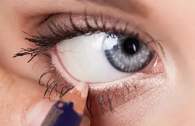 как наносить белый карандаш на внутреннее веко глаз