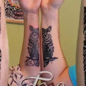 Татуировка на двоих на предплечье у парня и девушки - сова