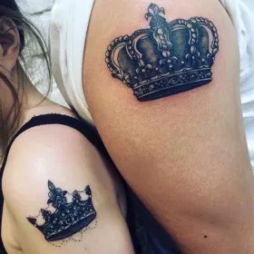 Татуировка для двоих на плече у парня и девушки - корона