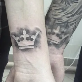 Татуировка для двоих на запястье у парня и девушки - корона