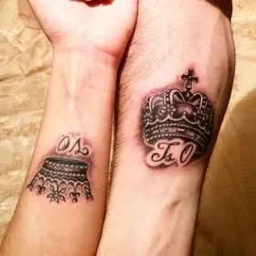 Татуировка для двоих на предплечье у парня и девушки - корона