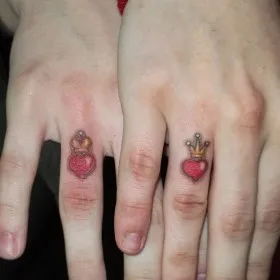 Татуировка для двоих на пальцах у парня и девушки - сердце с короной
