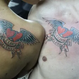 Татуировка на двоих на груди и лопатке у парня и девушки - сердце с крыльями